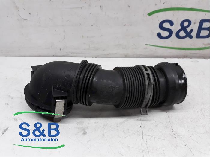 Air intake hose from a Volkswagen Eos (1F7/F8) 2.0 TFSI 16V 2006