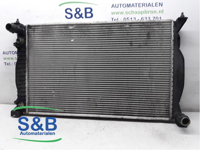 Kühler van een Audi A4 2003