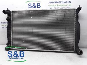 Kühler van een Audi A4 2003
