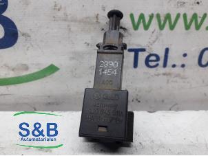 Used Brake light switch Volkswagen Transporter/Caravelle T4 2.5 TDI Price € 10,00 Margin scheme offered by Schaap & Bron