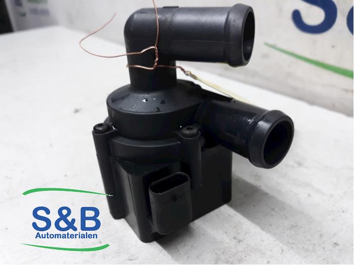 Begagnade Extra vattenpump Audi Q3 (8UB/8UG) 2.0 TDI 16V 140 Pris € 30,00 Marginaltabell erbjuds av Schaap & Bron