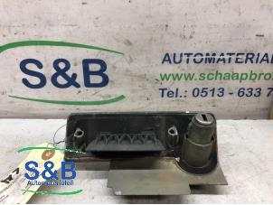 Używane Uchwyt tylnej klapy Volkswagen Transporter T5 2.5 TDi Cena € 20,00 Procedura marży oferowane przez Schaap & Bron
