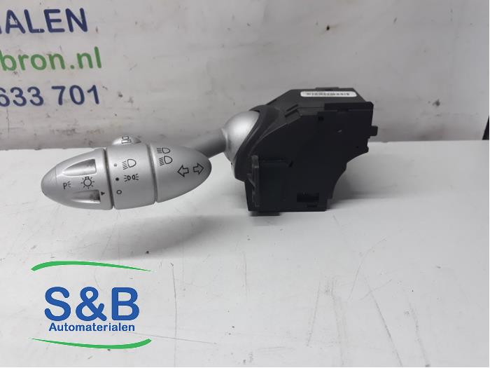 Używane Przelacznik kierunkowskazu BMW Mini (R50/53) 1.6 16V One Cena € 15,00 Procedura marży oferowane przez Schaap & Bron