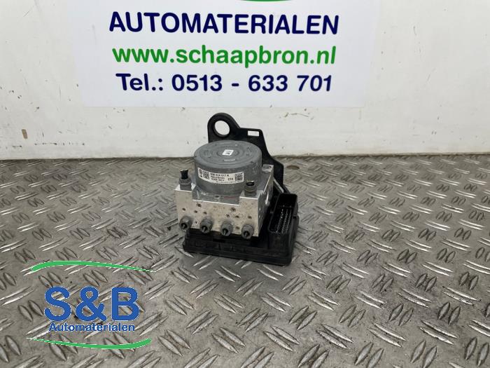 Używane Pompa ABS Volkswagen Golf Sportsvan (AUVS) 1.6 TDI BlueMotion 16V Cena € 125,00 Procedura marży oferowane przez Schaap & Bron
