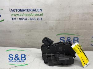 Usagé Serrure avant droite Volkswagen Polo VI (AW1) 1.0 MPi 12V Prix € 30,00 Règlement à la marge proposé par Schaap & Bron