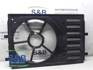 Usados Caja de aleta de refrigeración Skoda Fabia II (5J) 1.2 TDI 12V Greenline Precio € 25,00 Norma de margen ofrecido por Schaap & Bron