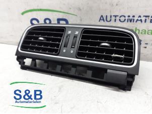 Usagé Grille aération tableau de bord Volkswagen Polo V (6R) 1.2 12V BlueMotion Technology Prix € 20,00 Règlement à la marge proposé par Schaap & Bron