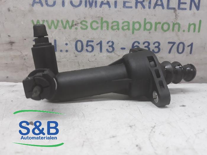 Clutch slave cylinder