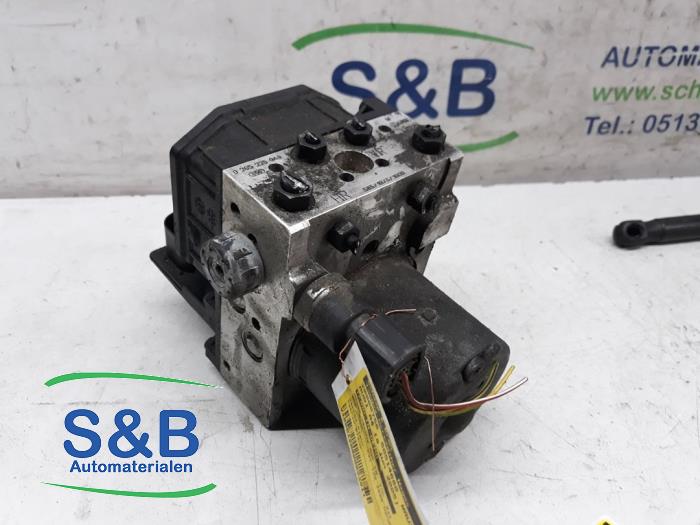Begagnade ABS-pump Audi A4 Avant (B6) 2.4 V6 30V Pris € 60,00 Marginaltabell erbjuds av Schaap & Bron