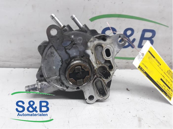 Mechanical fuel pump from a Volkswagen Touran (1T1/T2) 2.0 TDI 16V 136 2008