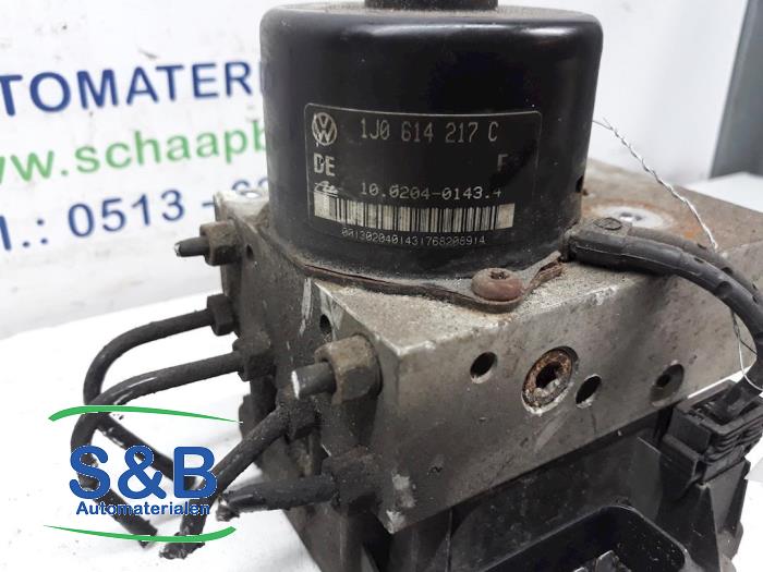 Bloc ABS d'un Volkswagen Golf IV (1J1) 1.8 20V 2000
