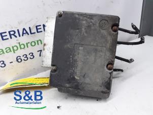 Bloc ABS d'un Volkswagen Golf IV (1J1) 1.8 20V 2000