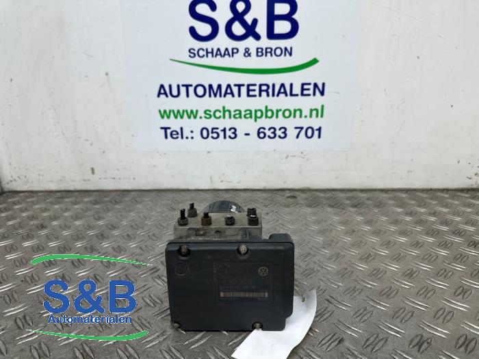 Używane Pompa ABS Volkswagen Golf IV (1J1) 1.4 16V Cena € 225,00 Procedura marży oferowane przez Schaap & Bron