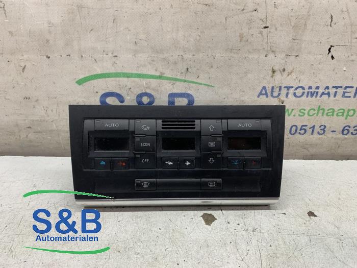 Używane Panel climatronic Audi A4 Avant (B6) 2.4 V6 30V Cena € 50,00 Procedura marży oferowane przez Schaap & Bron
