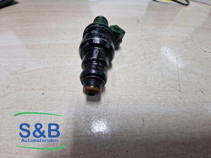 Injector (petrol injection) from a Volkswagen Golf II (19E) 1.8 Syncro GTI G60 1990