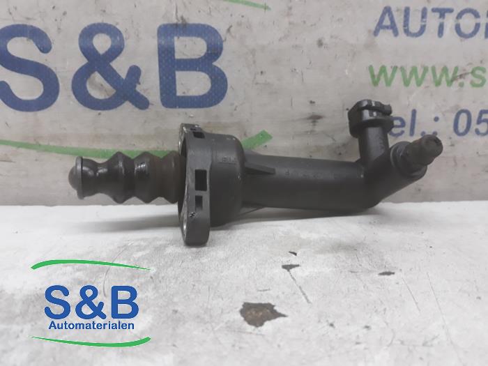 Clutch slave cylinder