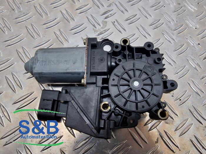 Usados Motor de ventanilla de puerta Audi A4 Avant (B5) 1.8 20V Turbo Precio € 30,00 Norma de margen ofrecido por Schaap & Bron