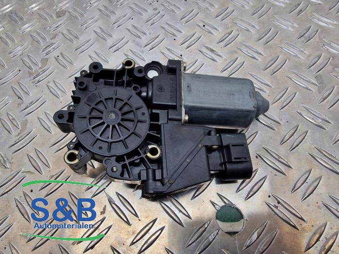Usados Motor de ventanilla de puerta Audi A4 Avant (B5) 1.8 20V Turbo Precio € 30,00 Norma de margen ofrecido por Schaap & Bron