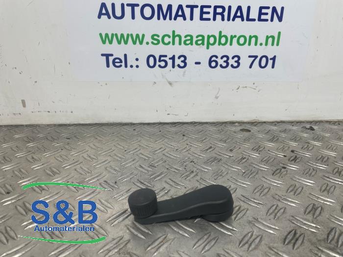 Używane Klamka okienna Volkswagen Golf III (1H1) 1.6 CL Cena € 10,00 Procedura marży oferowane przez Schaap & Bron