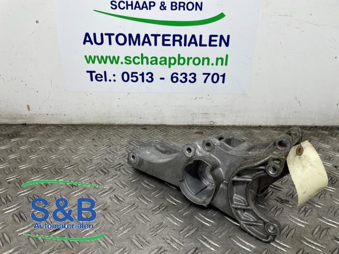 Usagé Support dynamo bas Volkswagen Polo III (6N2) 1.4 16V 75 Prix € 29,00 Règlement à la marge proposé par Schaap & Bron