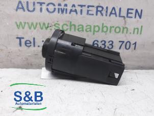 Używane Przelacznik swiatel Seat Arosa (6H1) 1.0 MPi Cena € 15,00 Procedura marży oferowane przez Schaap & Bron