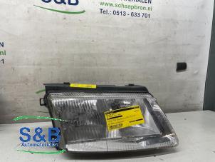 Used Headlight, right Volkswagen Passat (3B2) 1.6 Price € 30,00 Margin scheme offered by Schaap & Bron