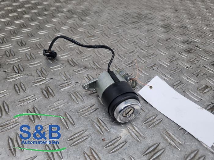 Tailgate exterior lock