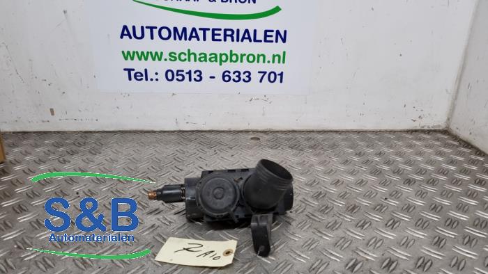 Luftmengenmesser van een Volkswagen Polo III (6N1) 1.6i 75 1995