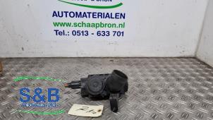 Luftmengenmesser van een Volkswagen Polo III (6N1) 1.6i 75 1995