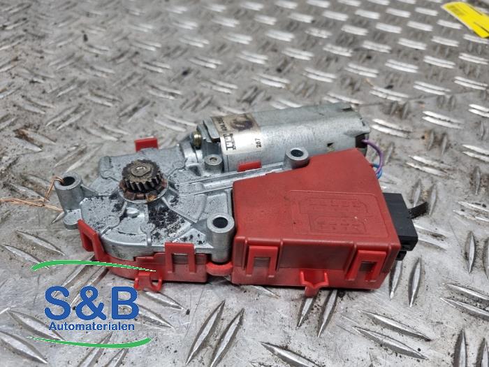 Używane Silnik szyberdachu Audi A4 Avant (B5) 1.8 20V Cena € 34,00 Procedura marży oferowane przez Schaap & Bron