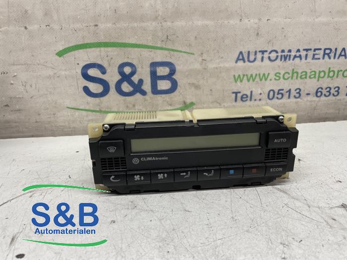 Używane Panel climatronic Volkswagen Passat (3B2) 1.9 TDi 90 Cena € 25,00 Procedura marży oferowane przez Schaap & Bron