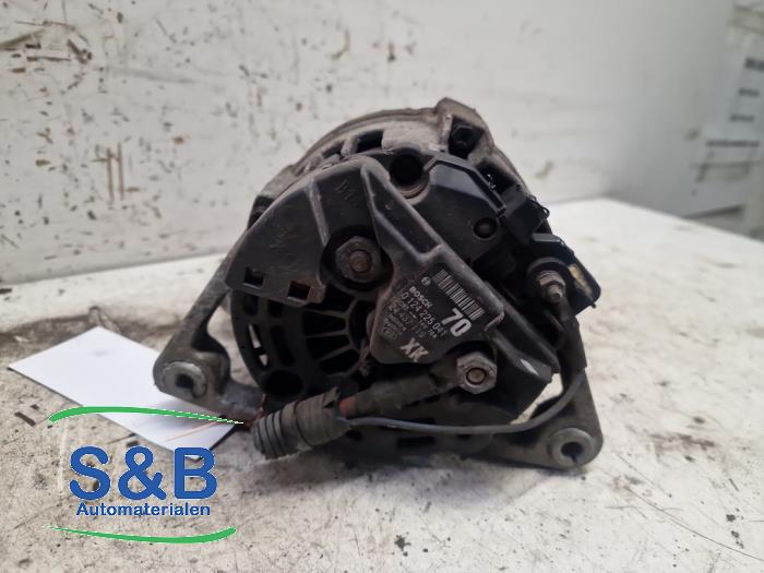 Dynamo van een Opel Corsa D 1.4 16V Twinport 2008