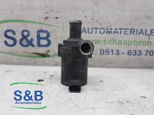Używane Dodatkowa pompa wodna Volkswagen Jetta IV (162/16A) 1.2 TSI Cena € 20,00 Procedura marży oferowane przez Schaap & Bron
