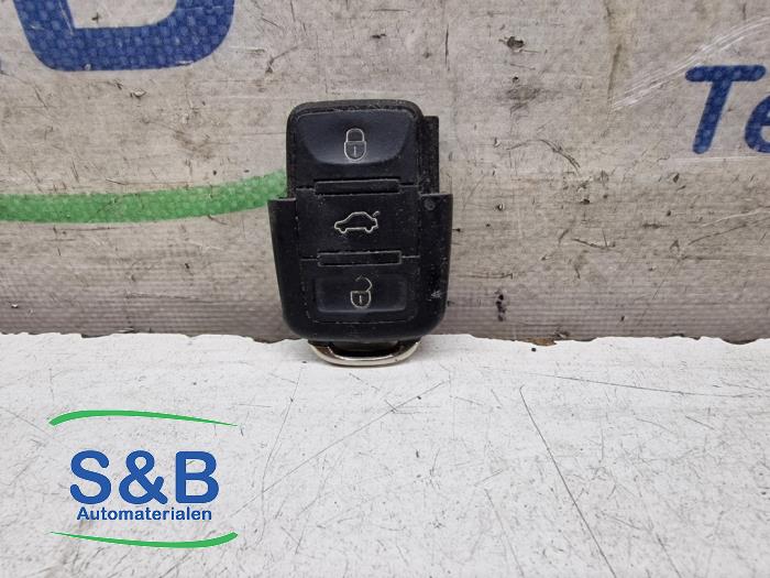 Używane Chip klucza Volkswagen Golf IV (1J1) 1.6 Cena € 15,00 Procedura marży oferowane przez Schaap & Bron