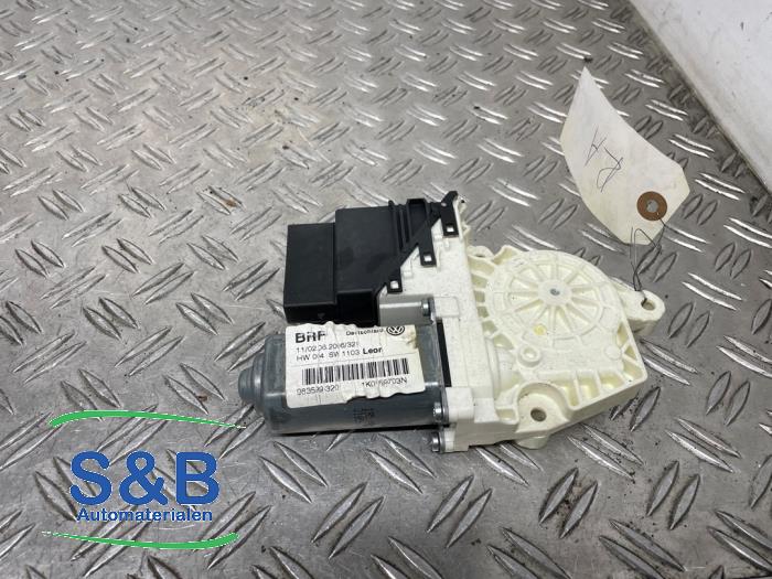 Usados Motor de ventanilla de puerta Seat Leon (1P1) 2.0 FSI 16V Precio € 30,00 Norma de margen ofrecido por Schaap & Bron