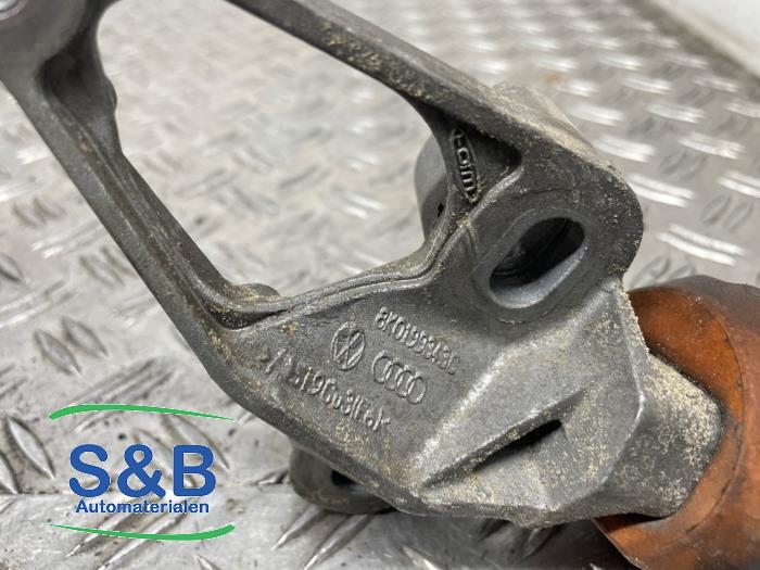 Engine mount from a Audi A4 (B8) 2.0 TDI 16V Quattro 2013