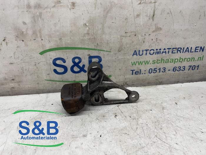 Engine mount from a Audi A4 (B8) 2.0 TDI 16V Quattro 2013