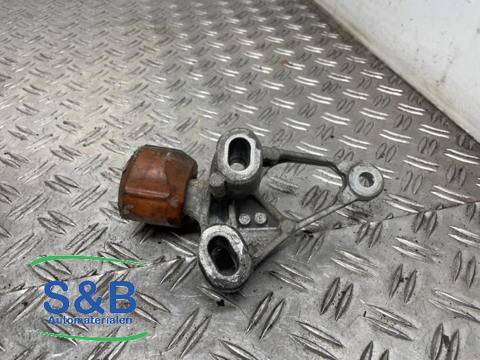 Engine mount from a Audi A4 (B8) 2.0 TDI 16V Quattro 2013