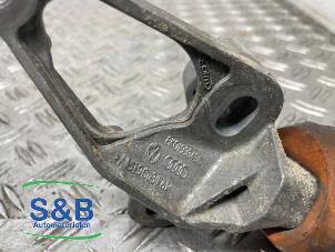Engine mount from a Audi A4 (B8) 2.0 TDI 16V Quattro 2013