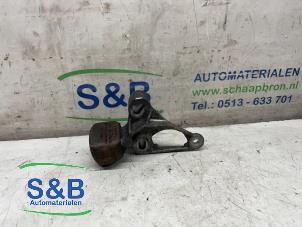 Engine mount from a Audi A4 (B8) 2.0 TDI 16V Quattro 2013