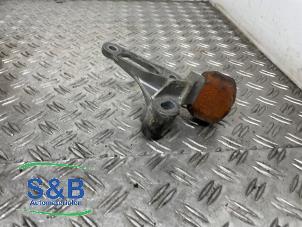 Engine mount from a Audi A4 (B8) 2.0 TDI 16V Quattro 2013
