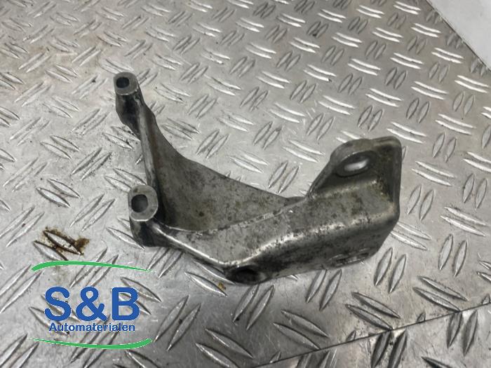 Power steering pump mounting bracket
