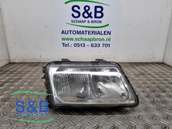Używane Reflektor prawy Audi A3 (8L1) 1.6 Cena € 29,99 Procedura marży oferowane przez Schaap & Bron