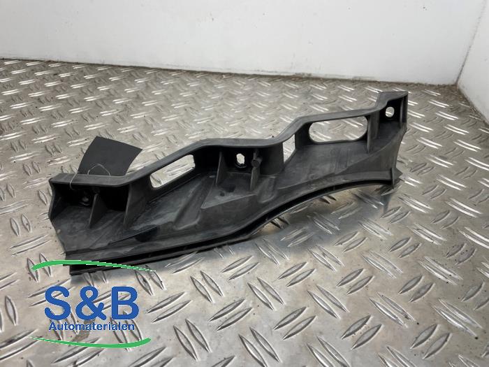 Front bumper mounting bracket