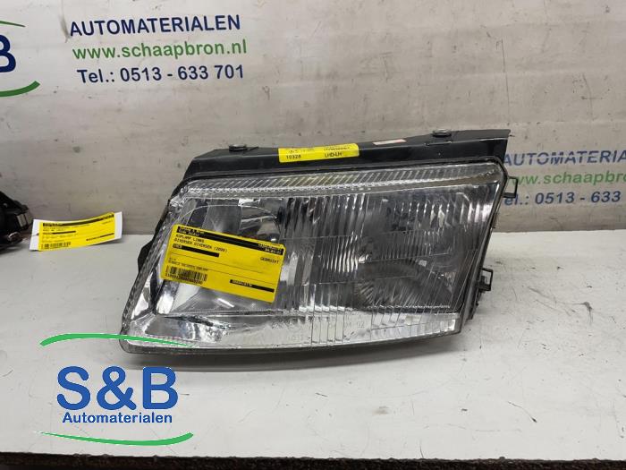 Używane Reflektor lewy Volkswagen Passat (3B2) 1.6 Cena € 40,00 Procedura marży oferowane przez Schaap & Bron