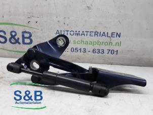 Używane Zawias tylnej klapy Volkswagen Golf III Cabrio Restyling (1E7) 1.8 Cena € 22,00 Procedura marży oferowane przez Schaap & Bron