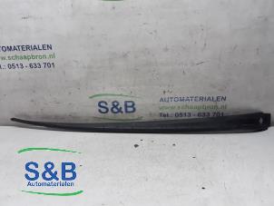Używane Listwa szyby przedniej Volkswagen Golf Plus (5M1/1KP) 1.6 FSI 16V Cena na żądanie oferowane przez Schaap & Bron