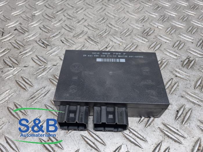 Used Engine management computer Seat Leon (1M1) 1.6 16V Price € 50,00 Margin scheme offered by Schaap & Bron