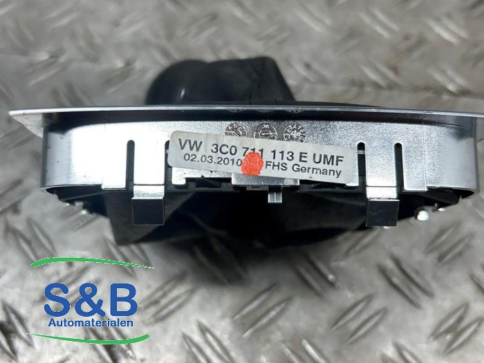 Gear stick knob from a Volkswagen Passat (3C2) 1.8 TSI 16V 2010