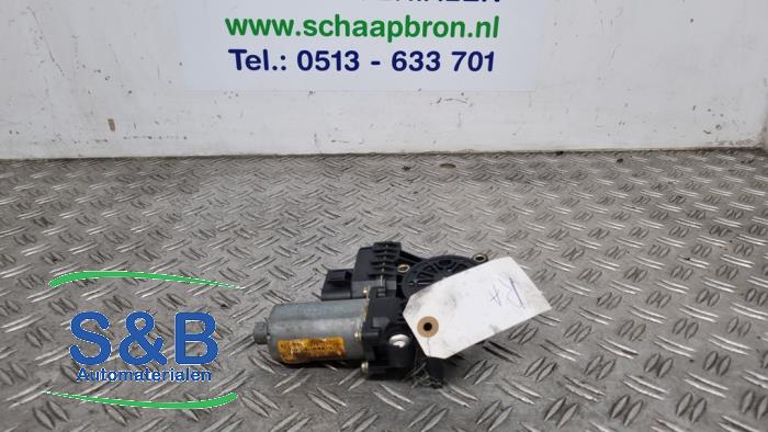 Usados Motor de ventanilla de puerta Audi A4 (B5) 1.8 20V Precio € 14,99 Norma de margen ofrecido por Schaap & Bron